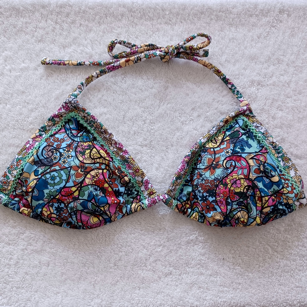 VENUS Diamond Stitch Floral Bikini Top, Size 32D/34C/36B